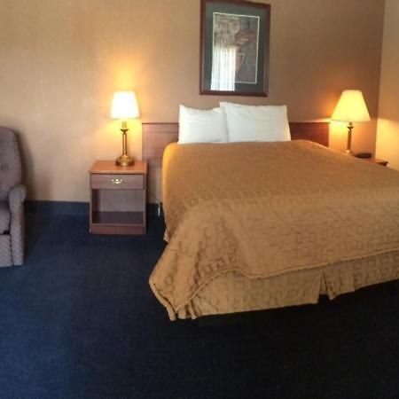 Sunflower Inn & Suites - ガーデンシティ エクステリア 写真
