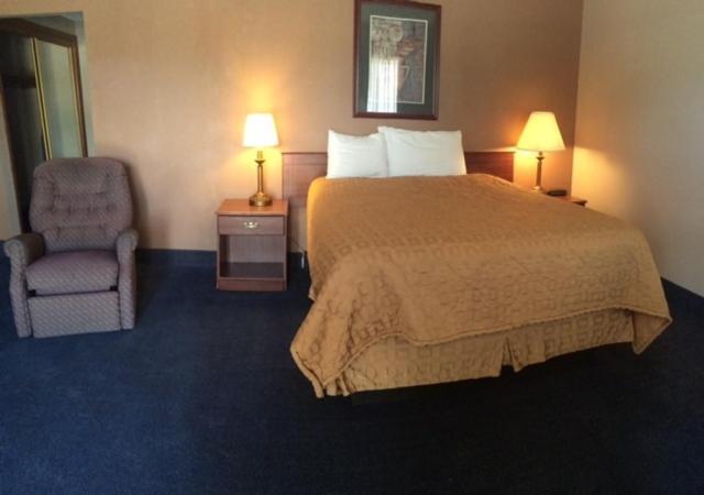 Sunflower Inn & Suites - ガーデンシティ エクステリア 写真