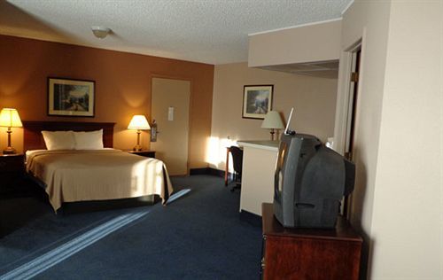 Sunflower Inn & Suites - ガーデンシティ エクステリア 写真